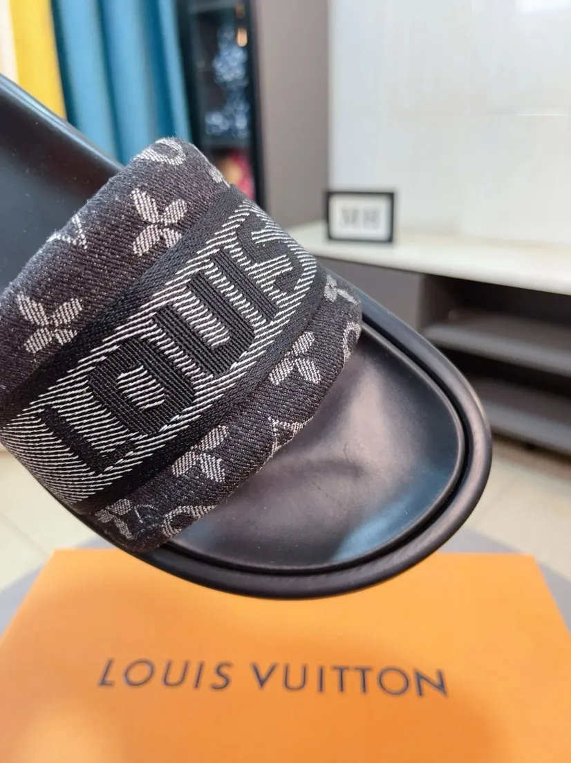 Ex-factory price 360🌹🌹 (lv-Louis Vuitton) New men's slippers, high-end boutique, exquisite embossed logo decoration on the upper, fine workmanship, super soft soles, casual, loose and comfortable, a must-have in summer! \nsize：38-44